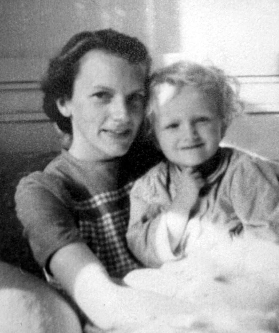 Aus dem Familienbuch: eine Frau mit einem kleinen Kind auf dem Arm, schwarzweiß