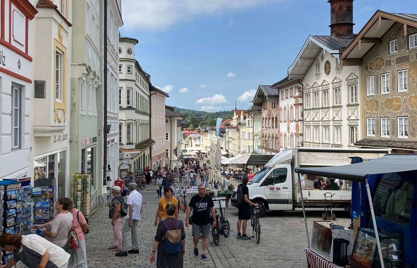 Belebte Altstadtgasse mit bemalten Giebelhäusern und Marktständen