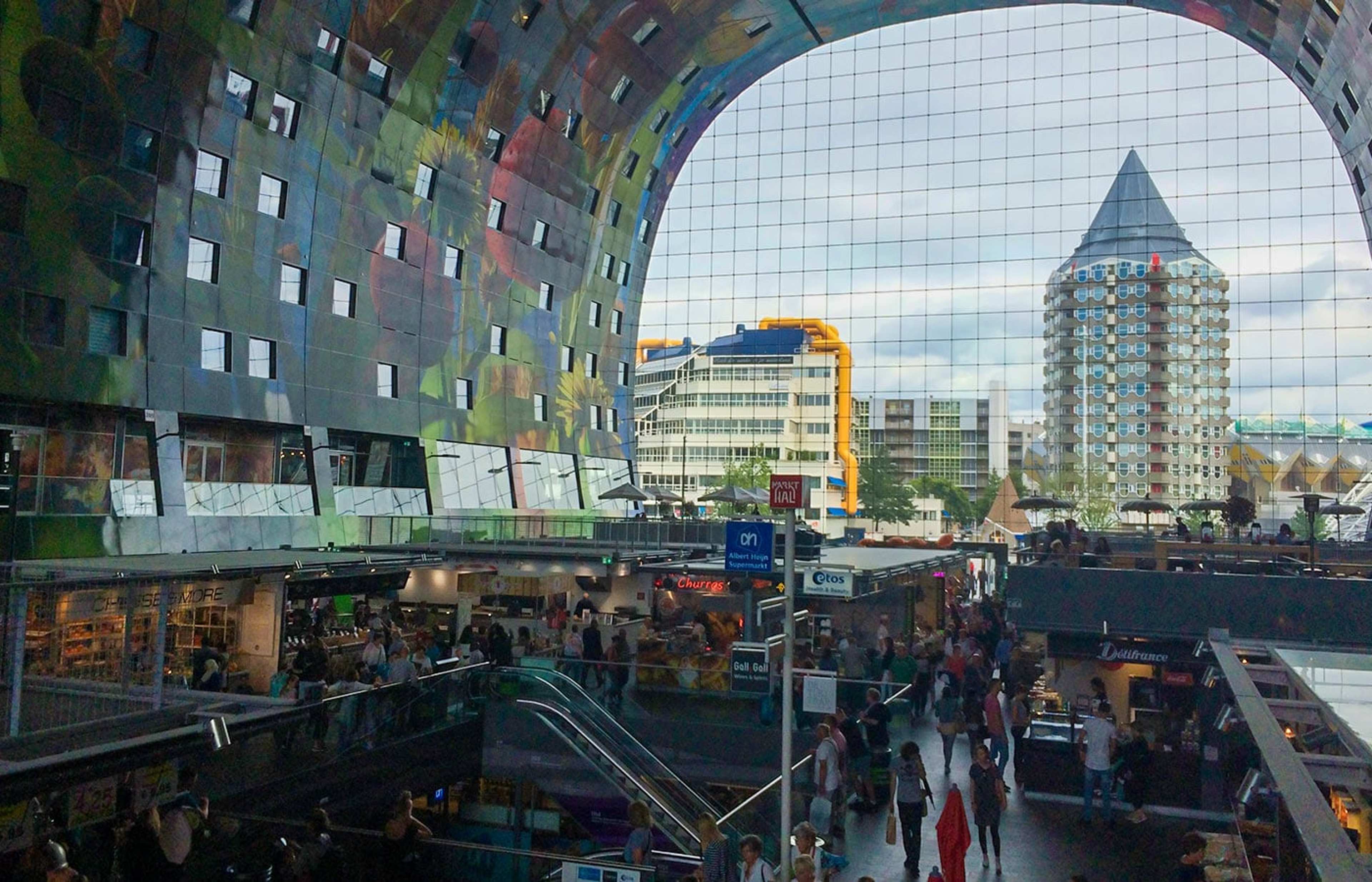 Große Markthalle mit bemaltem Gewölbe und Blick auf Hochhäuser