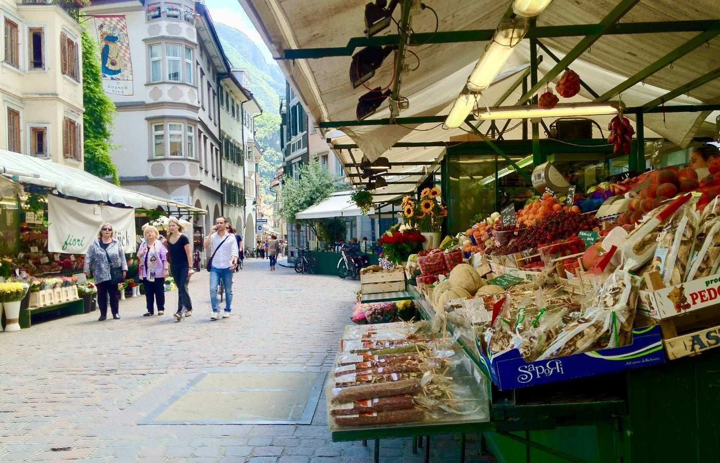 Obst- und Gemüsestände in einer Altstadtgasse