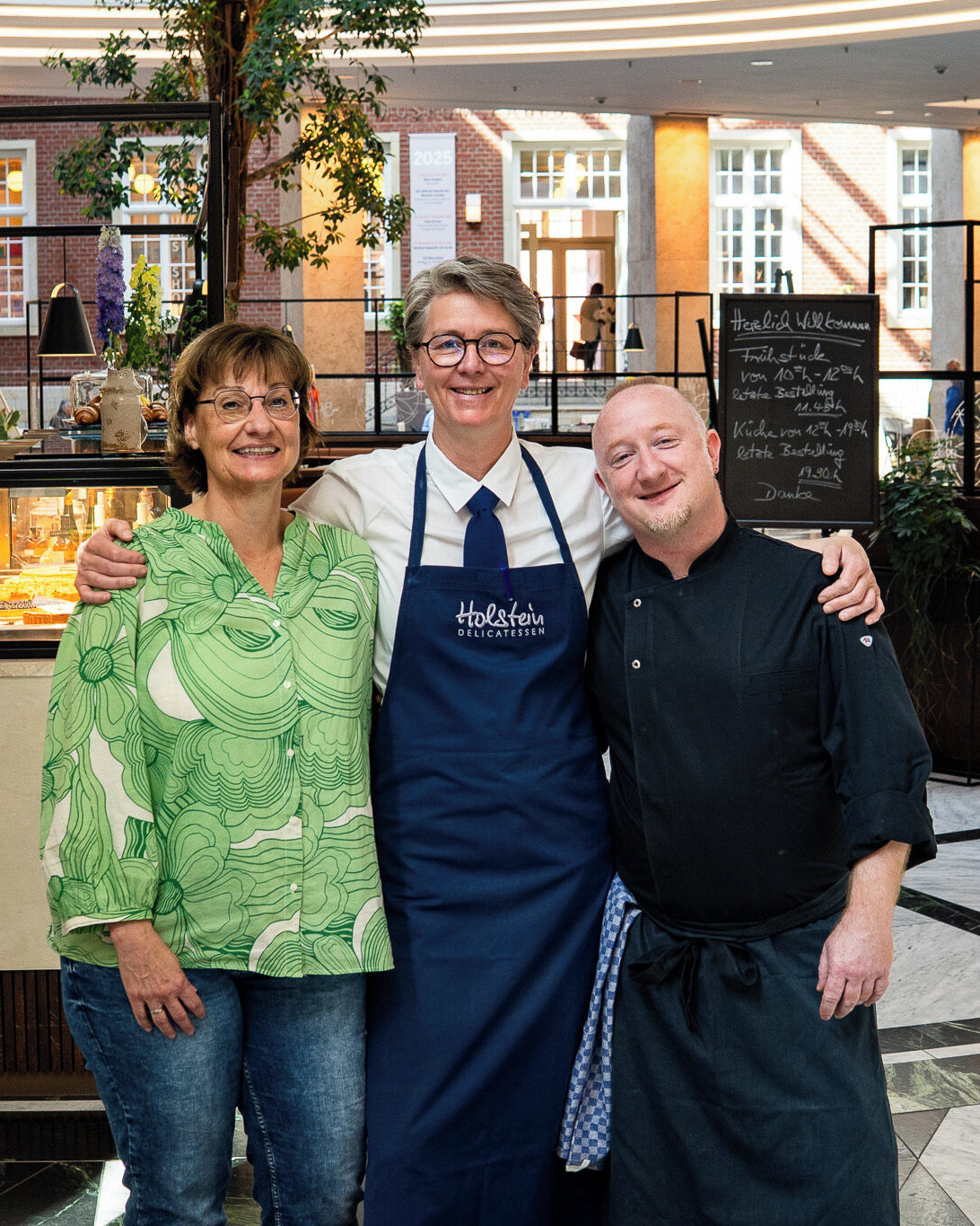 20 Jahre, drei großartige Menschen. 😊
Nicht nur wir feiern mit den Arkaden dieses Jahr 20-jähriges Jubiläum. Auch seit der ersten Stunde mit dabei: Mathias Thielicke und Tanja Fritzler – feste Größen in unserem Arkaden-Team. Und hinter den Kulissen: Frau Koring, die seit zwei Jahrzehnten mit viel Herz und Verlässlichkeit dafür sorgt, dass alles rund läuft. 💪
Für Eure Treue, Euer Engagement und dafür, dass Ihr Holstein jeden Tag mit Leben füllt, sagen wir von Herzen: Danke.
Schön, dass Ihr da seid. 💛
.
holsteindelicatessen, holstein, arkaden münster, butterbar, deli, feinkost