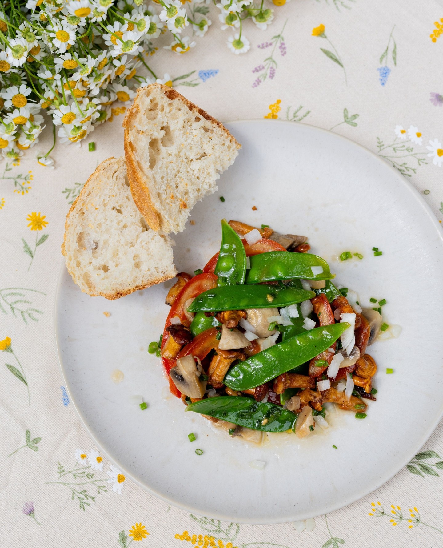 
HOLSTEINS FINEST: ZUCKERSCHOTEN-SALAT MIT WALDPILZEN 🫛🍄
Typ: Frisch, aromatisch & sommerlich leicht 🌿
Zutaten: knackige Zuckerschoten, sonnengereifte Tomaten, rote Zwiebeln sowie feine Pfifferlinge & Champignons – hausgemacht, leicht mariniert und voller Geschmack.
Besonderheit: Ein feinköstlicher Mix aus Garten & Wald – leicht, vegan & ideal für warme Tage.
Passt zu: Gegrilltem, Baguette oder einfach solo als erfrischender Begleiter.
Verfügbar: Täglich frisch bei uns im Laden – solange Pfifferlinge Saison haben! ☀️🍽️
.
Holstein Delicatessen, Feinkostliebe, Salatsteckbrief, hausgemacht, Holsteins Finest, Sommersalat, Pilzliebe, 