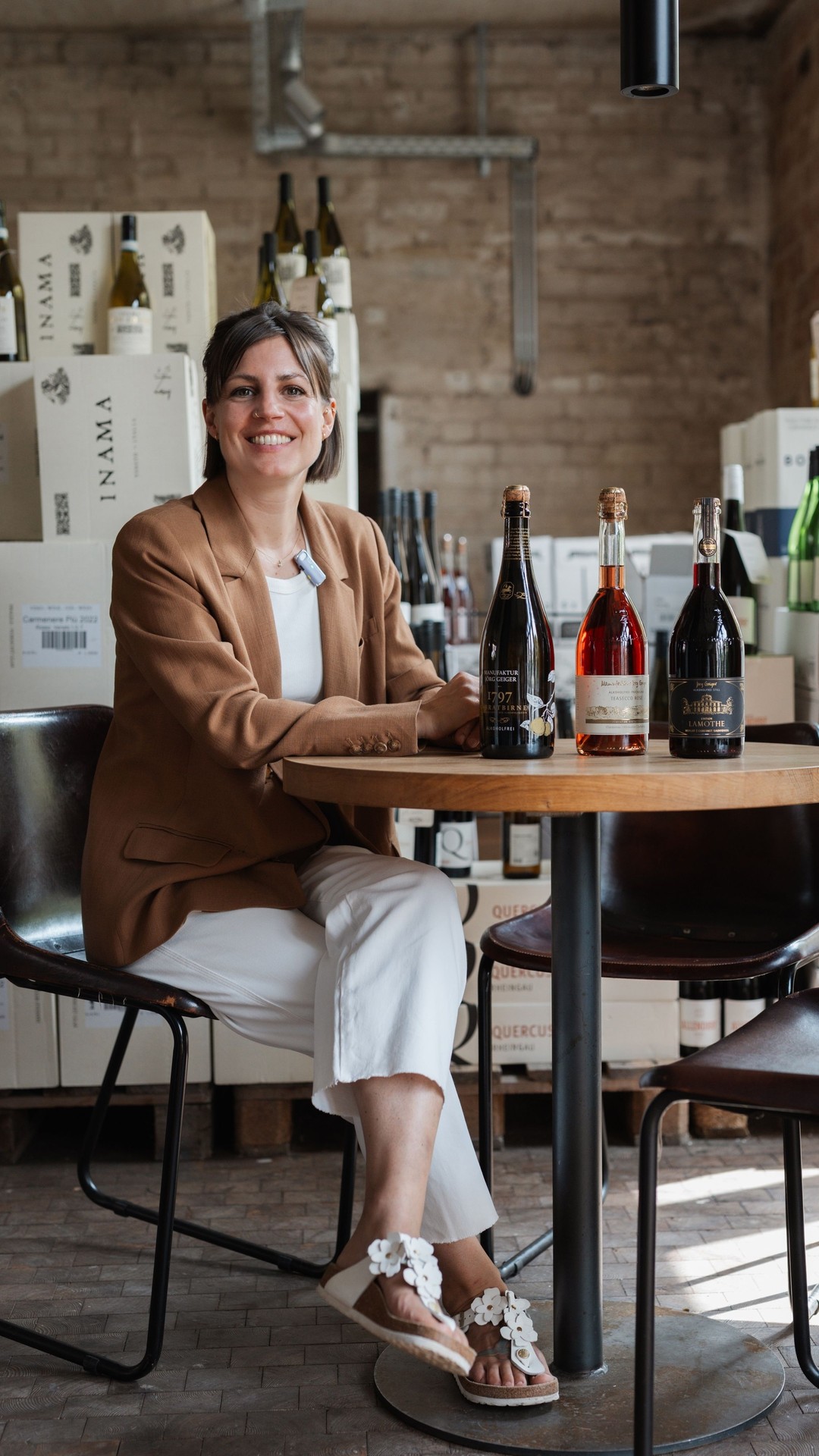 Judith stellt vor:
alkoholfreie Weine von Jörg Geiger Teil 1 – Genuss ganz ohne Alkohol. 🍇✨
Heute im Fokus: Teasecco – prickelnder Genuss ganz ohne Alkohol (0,0 %)
Ein elegantes Cuvée aus feinem Chardonnay, fruchtiger Zwetschge und aromatischem Hibiskustee.
Perfekt für alle, die den Geschmack von hochwertigem Wein lieben, aber auf Alkohol verzichten möchten.
Ob fruchtig, frisch oder elegant – Jörg Geiger verbindet Nachhaltigkeit mit feinster Qualität und überzeugt mit vielseitigen Sorten für jeden Anlass.
Entdeckt die Vielfalt bei uns und lasst euch überraschen!
.
Holstein's Weinlager, Wein, Alkoholfrei, Genuss, Nachhaltigkeit, Jörg Geiger, Weinliebe