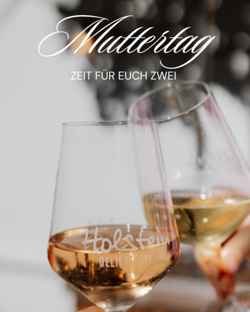 Gewinnspiel 🍀🍷
Heute ist Muttertag und wir wollen etwas extra Liebe verteilen: wir schenken euch Zeit für echte Quality Time 💛
Und deshalb verlosen wir einen genussvollen Besuch für zwei bei uns im Weinlager 🍷
Freut euch auf:
✨ 1 Flasche Wein
✨ eine liebevoll zusammengestellte Antipasti-Platte
✨ und ganz viel Zeit zum Anstoßen, Reden & Genießen
Ob mit deiner Mama oder deinem Herzensmenschen – dieser Moment gehört euch 🥂
So kannst du teilnehmen:
1️⃣ Sei eine Mami (oder fühl dich wie eine 😉)
2️⃣ Folge unserem Account
3️⃣ Like diesen Beitrag
4️⃣ Markiere die Person, mit der du diesen Abend teilen möchtest
Optional (für mehr Liebe ❤️):
Teile den Post in deiner Story & verlinke uns
📅 Teilnahmeschluss: 13.05.2026 23:59 Uhr
🎉 Gewinnerbekanntgabe: 14.05.2026 18:00 Uhr
Viel Glück! 🍀
Teilnahmebedingungen:
Teilnahme ab 18 Jahren.
Teilnahmeschluss ist der 13.05.2026 23:59 Uhr.
Unter allen gültigen Teilnahmen wird der Gewinn zufällig ausgelost.
Der/die Gewinner:in wird per Direktnachricht benachrichtigt.
Der Gewinn beinhaltet einen Platz für zwei Personen im Holsteins Weinlager inklusive einer Flasche Wein und Antipasti. Eine Barauszahlung oder Übertragung des Gewinns ist nicht möglich.
Das Gewinnspiel steht in keiner Verbindung zu Instagram und wird in keiner Weise von Instagram gesponsert, unterstützt oder organisiert.
Die im Rahmen des Gewinnspiels erhobenen Daten werden ausschließlich zur Durchführung des Gewinnspiels verwendet und anschließend gelöscht.