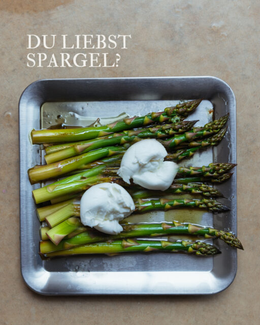 For all Spargel Lovers:
Wir fühlen euch!
Auch wir lieben die zarten Stangen mit ihrem eleganten Geschmack.
Deshalb bereiten wir täglich verschiedene Spargel Salate zu. Unser absoluter Favorit:
weisser Spargel mit gerösteten Frühlingszwiebeln, knackigen Kirschtomaten und Petersilienpesto.
Und natürlich haben wir auch alles für euer Spargel-Essen deluxe:
Super cool ist grüner Spargel vom Grill, dazu unsere Büffelmozzarella von BüffelBill (wir kennen keine bessere!), etwas Olivenöl, Meersalzflocken und Zitronenabrieb.
Besser geht's eigentlich nicht.
Für alle Fans der klassischen Variante: zum weissen Spargel lieben wir den super saftigen rheinischen Backschinken und den Heidekatenschinken vom Strohschwein, Mini Schnitzelchen und Kikok Hühnchen im Supreme Cut, frisch aufgeschlagene Hollandaise oder Remoulade oder Aioli - ganz wie ihr mögt.
Möge die Spargelzeit noch lange lange gehen....