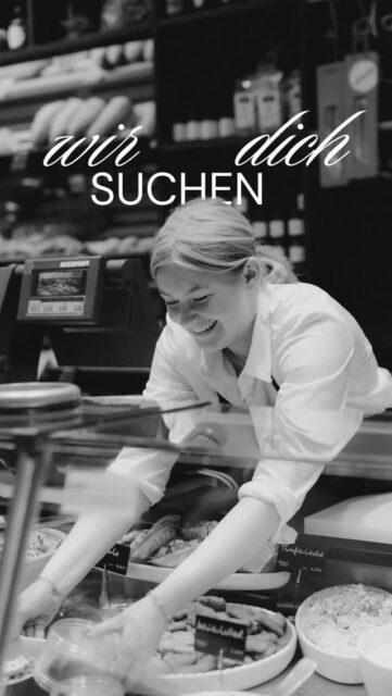 WIR SUCHEN DICH 🧀✨
Du liebst gutes Essen, hochwertige Produkte und den Austausch mit Menschen?
Dann haben wir genau den richtigen Job für dich!
Für unser Feinkostgeschäft Butterhandlung Holstein im Herzen von Münster suchen wir ab sofort Unterstützung im Verkauf in Voll- oder Teilzeit.
Bei uns erwartet dich kein klassischer Arbeitsalltag: Du arbeitest in einem offenen, bunten Team, in dem Zusammenhalt großgeschrieben wird und in dem sich auch Quereinsteiger schnell wohlfühlen.
Gemeinsam teilen wir die Leidenschaft für besondere Lebensmittel und beraten unsere Kund:innen mit Freude und Begeisterung.
Was dich außerdem bei uns erwartet:
🤍Hochwertigste Produkte – aus eigener Herstellung oder aus nachhaltiger und artgerechter Aufzucht
🤍 Ein familiäres, wertschätzendes und achtsames Arbeitsumfeld
🤍 Mitarbeiterrabatte und gemeinsame Teamaktivitäten wie TeamSport beim Personal Trainer
🤍 Und vor allem: Jeden Tag das schönste Thema der Welt – richtig gutes Essen!
Wenn du Lust auf eine abwechslungsreiche, unterhaltsame Tätigkeit hast und Teil eines Teams werden möchtest, das Genuss lebt, dann freuen wir uns darauf, dich kennenzulernen.
📩 Bewirb dich jetzt per Mail an: info@butterhandlung-holstein.de
Wir freuen uns auf dich!