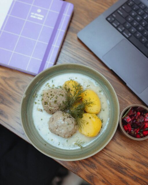 Wer kennt schon das Lunch Menü in der ButterBar?
Regelmässig wechselnd bekommt ihr ein kleines 2-Gang Menü: 
Ein Süppchen vorweg & ein Hautgericht, das die Seele berührt. 
Klassiker, die wir von unseren Großmüttern kennen & die viel zu selten Platz auf unseren Speisekarten finden.
So was wie: Hühnerfrikassee, Tafelspitz, Rouladen, oder eben Königsberger Klopse (wie auf dem Bild).
Natürlich machen wir von der Pieke auf alles frisch, benutzen Fleisch aus artgerechter Haltung und würzen mit einer extra Portion Liebe.
Und das Ganze gibt es zum wirklich smarten Preis ✨
Also kommt doch mal wieder vorbei - auf einen Lunch in der ButterBar.