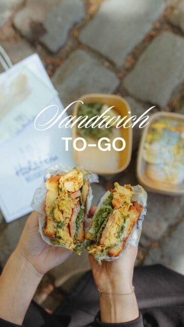 Der Sommer kommt zurück, ihr wollt jede freie Minute draussen verbringen & trotzdem nicht auf das Clubsandwich der ButterBar verzichten?⁠
Können wir seeeehr gut verstehen!⁠
Was für ein Glück, dass ihr es auch to-go bekommt! 😉⁠
⁠
Unser Clubsandwich kennt ihr nicht? ⁠
Das ist feinstes Butterbrioche von Tollkötter, sanft und super saftig geschmortes Kikok Hühnchenfleisch, knusprig gebratener Speck, Limettenmayonnaise, Pflücksalat & Tomate.⁠
Euer Bestseller seit vielen Jahren & übrigens auch vom Team heiß geliebt.⁠
⁠
Anm. d. Red.: Die Domplatz-Oase ist der perfekte Spot für eine kleine Pause. ⁠
Auf der Ostseite des Platzes werden in den Sommermonaten fröhliche, gelbe Stühle unter den Linden aufgestellt - zum verschnaufen & geniessen.⁠