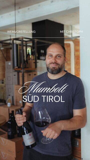 Gestern erst haben wir in den Stories preis gegeben, dass der Wassererhof zum Hoffest kommt.
Heute dann direkt eine Weinempfehlung hinterher.
Hört mal rein. Vielleicht ist es genau euer Wein?
Und noch besser: kommt am Samstag beim Hoffest vorbei & probiert selbst.
.
Hoffest in Holsteins Weinlager
20.6.
12 - 20 Uhr
Magdalenenstr 12